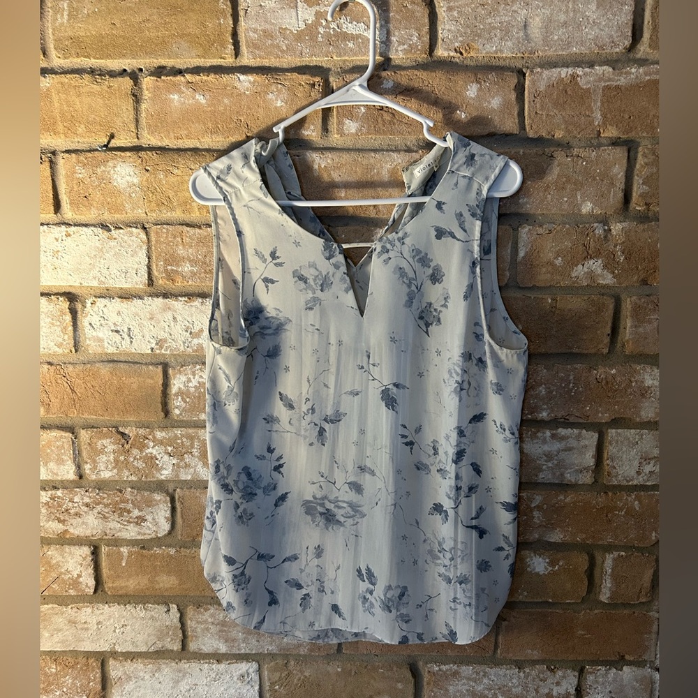Violet & Claire Floral Sleeveless Blouse - Blue and Gray. Size Medium.